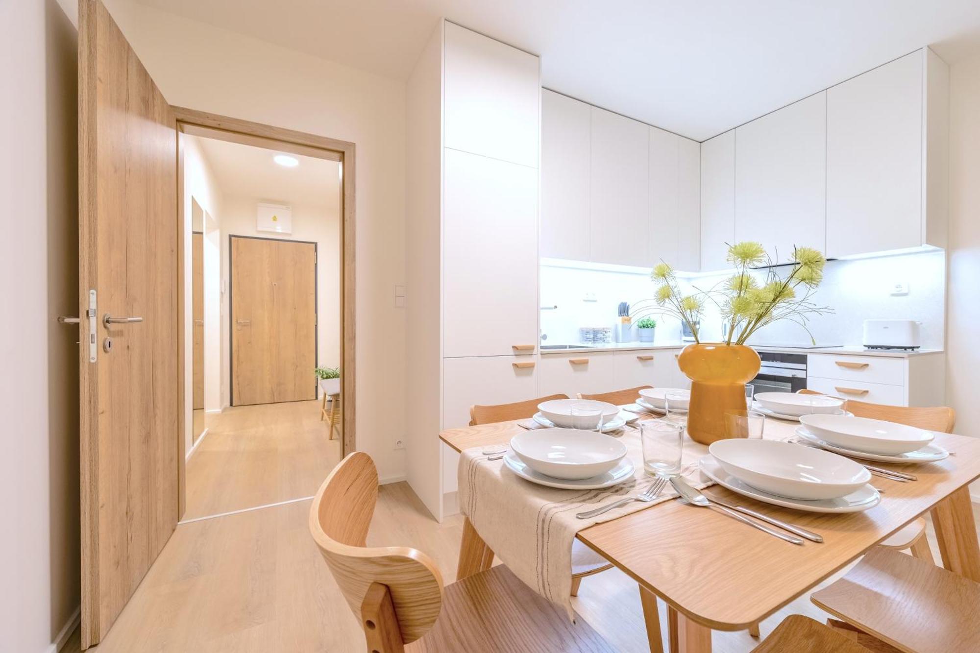 Bright 2Br - 4Th Floor, Balcony, Free Parking By Gravity Prague Apartment Luaran gambar